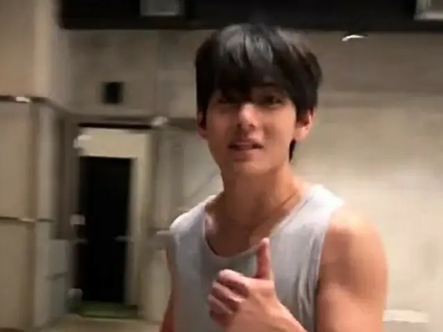 BTS成員V的籃球直播秀成為熱門話題…他健碩的身材吸引了所有人的目光。