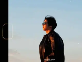 崔正協駕駛著一輛亮紅色跑車，帥氣十足……寫真集首支預告片公開（附影片）