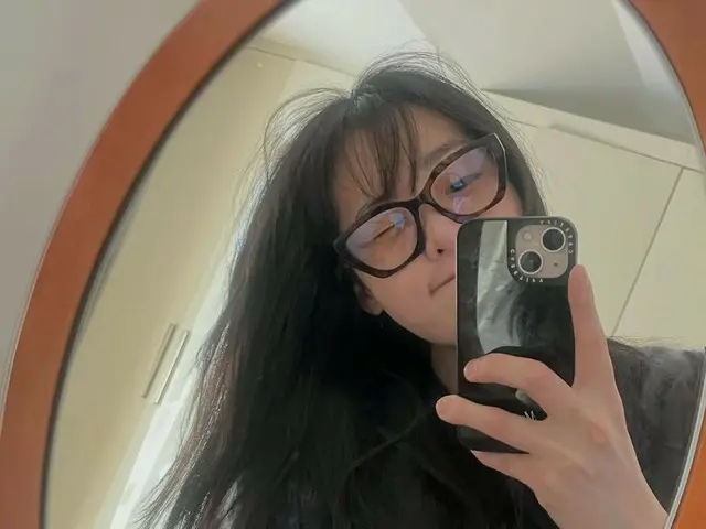 金珉荷，目前正與李俊昊（2PM）合作拍攝愛情劇……一張近照展現了她迷人的雀斑。