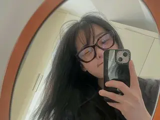 金珉荷，目前正與李俊昊（2PM）合作拍攝愛情劇……一張近照展現了她迷人的雀斑。