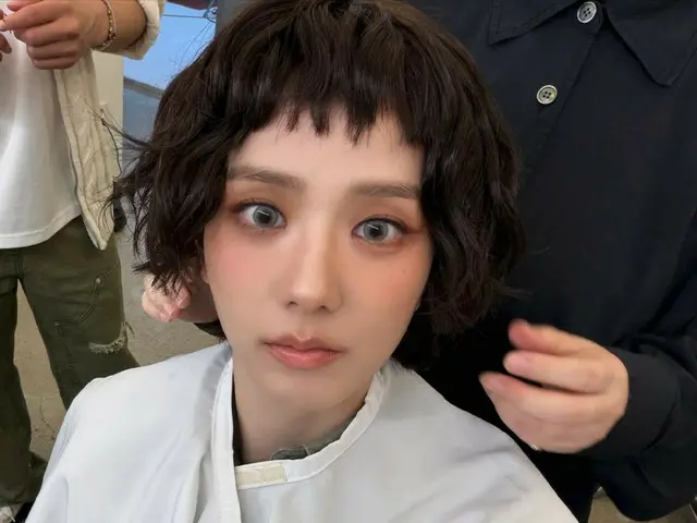 BLACKPINK成員Jisoo公開了她驚人髮型和妝容的幕後照片