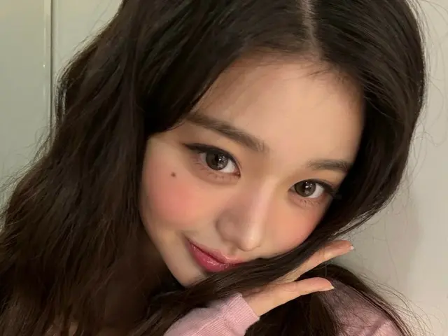 IVE成員張元英公開化妝品廣告拍攝幕後花絮…驚豔的粉紅色造型