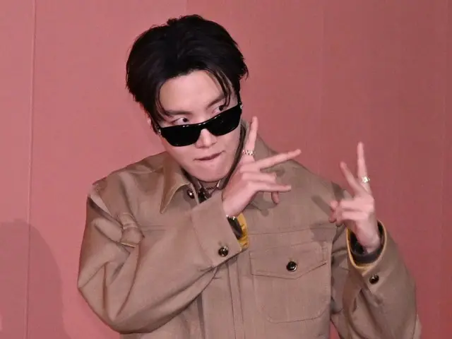 【照片】防彈少年團成員J-HOPE和BLACKPINK成員Lisa出席路易威登「Visionary Journey Seoul」展覽開幕活動