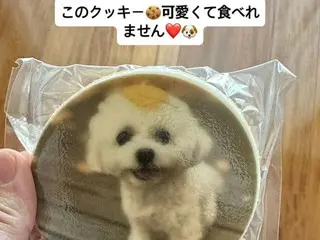東方神起成員昌珉，以及印有他愛犬波奇圖案的餅乾，說道：“這塊餅乾太可愛了，捨不得吃。”