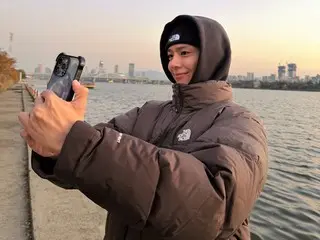 演員樸寶劍現身「北祭」廣告拍攝現場…雖然鼻子凍得通紅，但顏值依舊完美。