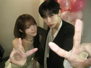 99s成員秋英宇和崔藝娜在雨傘表演後展現了他們甜蜜的默契