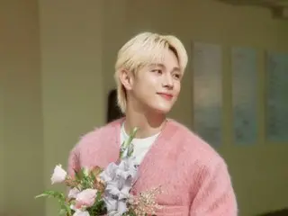 任時完，身穿粉色外套，甜美迷人