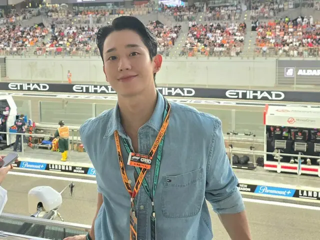 演員丁海仁在阿布達比觀賞F1比賽…身穿牛仔襯衫，展現清新魅力