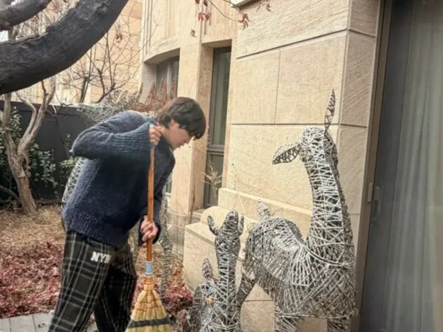 張根碩就算在打掃都像王子……我真想變成他背上的一片枯葉