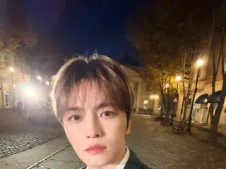 夜晚的J-JUN穿著黑色西裝…浪漫又可愛