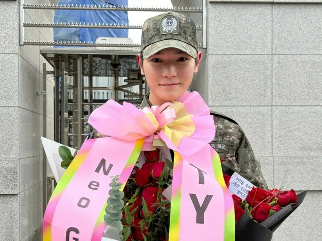 NCT成員泰容的時尚「出院」證明照…從擁抱父母到展示身材